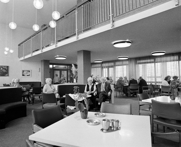 856936 Interieur van het bejaardencentrum Titus Brandsma (Grote Trekdreef 87) te Utrecht: de recreatiezaal.